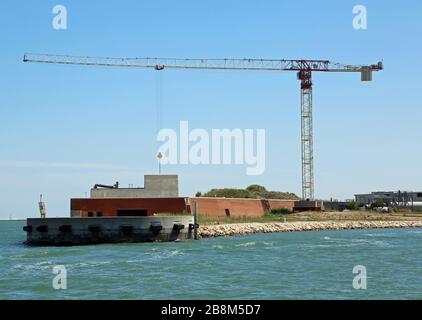 La costruzione della diga di Mose nel Nord Italia è un progetto per proteggere Venezia e altre isole dalle inondazioni Foto Stock