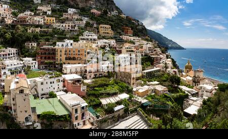 Vista sulla chiesa di Santa Maria Assunta, Positano, Campania, Italia. Foto Stock