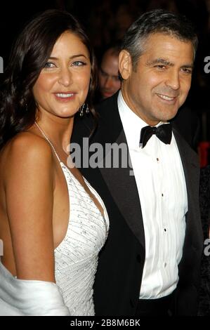 George Clooney e la ragazza Lisa Snowden alla "Ocean's Twelve" Premiere che si tiene al Mann Grauman's Chinese Theatre di Hollywood, California. La manifestazione si è svolta mercoledì 8 dicembre 2004. Foto di: SBM / PictureLux - riferimento file 33984-10733SBMPLX Foto Stock