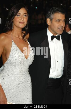 George Clooney e la ragazza Lisa Snowden alla "Ocean's Twelve" Premiere che si tiene al Mann Grauman's Chinese Theatre di Hollywood, California. La manifestazione si è svolta mercoledì 8 dicembre 2004. Foto di: SBM / PictureLux - riferimento file 33984-10734SBMPLX Foto Stock