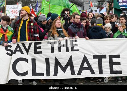 GERMANIA, Amburgo città, venerdì per il futuro movimento, salvare il rally climatico con 30.000 manifestanti per la protezione del clima, in prima fila a destra, attivista svedese Greta Thunberg con cappello di lana bianco / DEUTSCHLAND, Amburgo, venerdì-per futuro Bewegung, Demo fuer Klimaschutz, Greta Thunberg 21.2.2020 Foto Stock