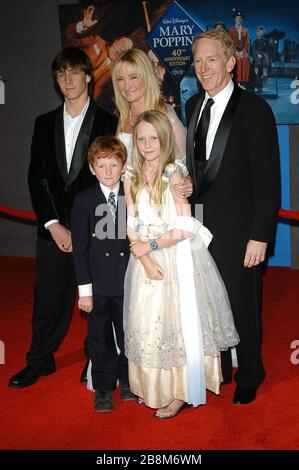 Karen Doltrice and Family al DVD Pre-Premiere Gala per il 40° anniversario di "Mary Poppins" tenuto presso l'El Capitan a Hollywood, California. L'evento si è svolto martedì 30 novembre 2004. Photo by: SBM / PictureLux - file Reference n. 33984-10782SBMPLX Foto Stock