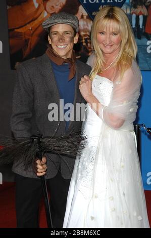 Karen Doltrice e un Chimney Sweaper al DVD Pre-Premiere Gala del 40° anniversario di "Mary Poppins" tenuto presso l'El Capitan a Hollywood, California. L'evento si è svolto martedì 30 novembre 2004. Photo by: SBM / PictureLux - file Reference n. 33984-10783SBMPLX Foto Stock