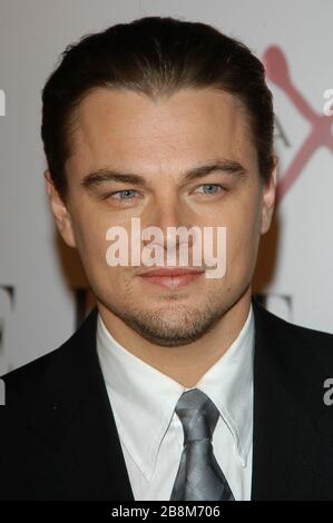 Leonardo DiCaprio alla Premiere di Los Angeles di "The Aviator", tenutasi al Mann Grauman's Chinese Theatre di Hollywood, California. La manifestazione si è svolta mercoledì 1 dicembre 2004. Foto di: SBM / PictureLux - riferimento file 33984-10776SBMPLX Foto Stock