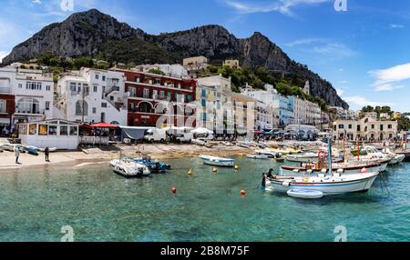 Barche all'ancora nel porto di Marina Grande, Capri , Campania, Italia. Foto Stock