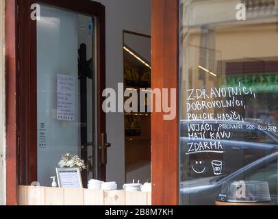 PRAGA-Marzo 20:Vendere il caffè da andare durante l'epidemia di covid-19 il 20 Marzo 2020 a Praga, Repubblica Ceca. Caffè gratuito per paramedici, volontari, poliziotto Foto Stock