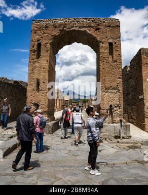 Turisti che esplorano le rovine di Pompei, Campania, Italia. Foto Stock