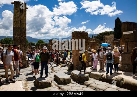 Turisti che esplorano le rovine di Pompei, Campania, Italia. Foto Stock