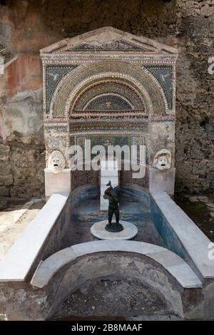 Resti di una fontana romana a mosaico, Pompei, Campania, Italia. Foto Stock