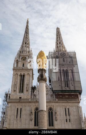 Terremoto nel centro di Zagabria, Cattedrale, la cima della torre è mancante Foto Stock