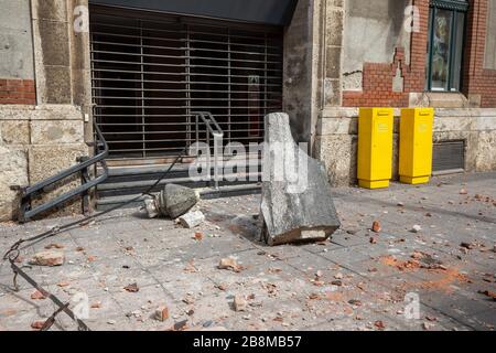 Terremoto nel centro di Zagabria, parte del tetto cadde nella strada Foto Stock