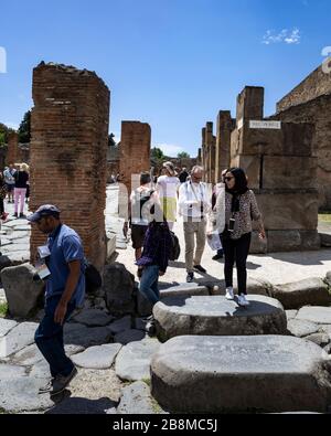 Turisti che esplorano le rovine di Pompei, Campania, Italia. Foto Stock