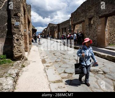 Turisti che esplorano le rovine di Pompei, Campania, Italia. Foto Stock