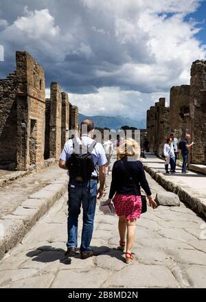 Turisti che esplorano le rovine di Pompei, Campania, Italia. Foto Stock