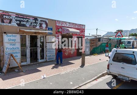 Zwelihle, Hermanus, Capo Occidentale, Sudafrica. Dic 2019. Negozi a bordo strada nella cittadina di Zwelihle a Hermanus, Western Cape, Sud Africa. Foto Stock