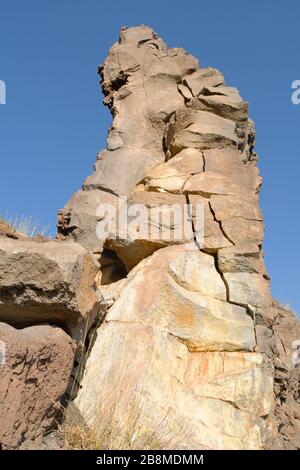 pinnacolo di formazione rocciosa magmatica nel Parco dell'Etna, Sicilia Foto Stock