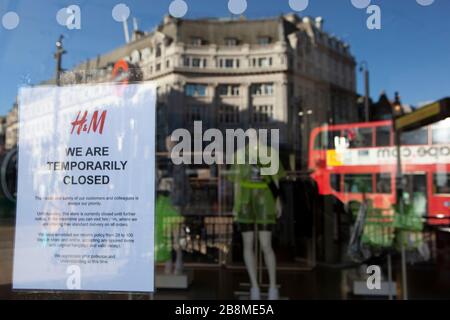 Londra, Regno Unito. 22 marzo 2020. H&M's flagship store on Oxford Street è chiuso fino a nuovo avviso a causa della pandemia di coronavirus. Il consiglio di distanziamento sociale per ridurre la diffusione del virus COVID-19 ha indotto la maggior parte delle catene e dei grandi magazzini a chiudere le porte agli acquirenti e a mettere la loro attività online. Credit: Anna Watson/Alamy Live News Foto Stock