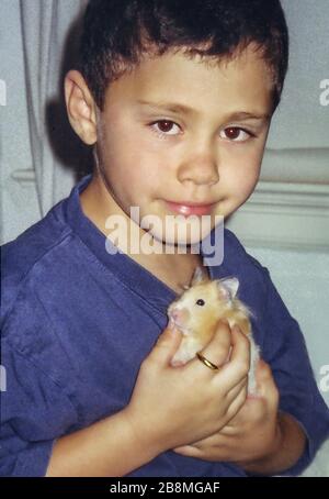 Giovane ragazzo con criceto Foto Stock