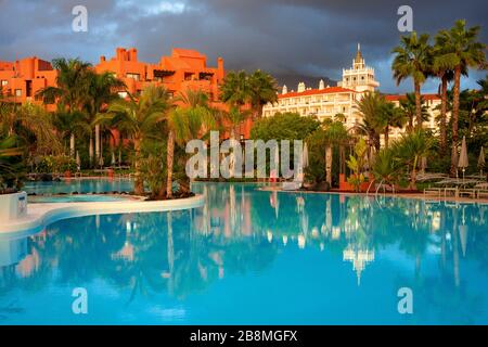 Piscina dello Sheraton la Caleta Resort & Spa Costa Adeje Tenerife Island, Isole Canarie, Spagna Foto Stock