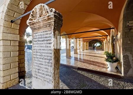 Torri del Benaco: La stele in memoria dell'umanista Domizio Calderini nato in questo villaggio nel 1446. Lago di Garda, Veneto, Italia. Foto Stock