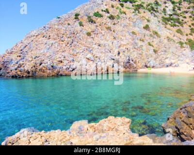 Mare blu cristallo nel sud della Sardegna Italia Europa Foto Stock