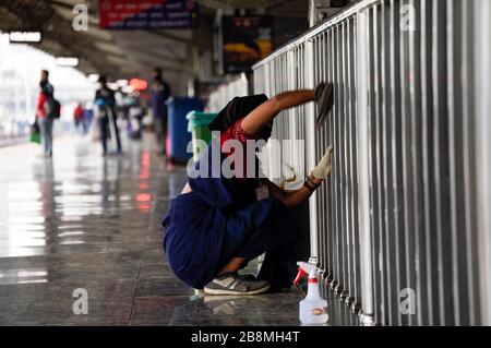 Guwahati, Assam, India. 22 marzo 2020. Pulizia dei lavoratori ferroviari, presso la stazione ferroviaria di Guwahati avid Coronavirus paura, a Guwahati. Credit: David Talukdar/ZUMA Wire/Alamy Live News Foto Stock