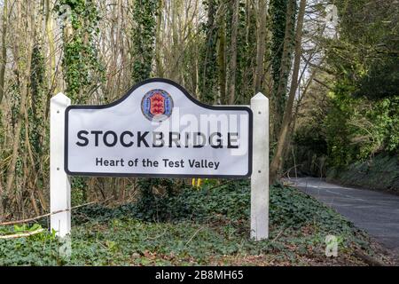 Segnale di confine per Stockbridge a Hampshire Village, Stockbridge, Hampshire, Inghilterra, Regno Unito. Foto Stock