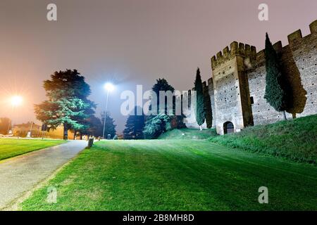 Le mura del castello di Scaliger in una notte di fremita. Provincia di Verona, Veneto, Italia, Europa. Foto Stock