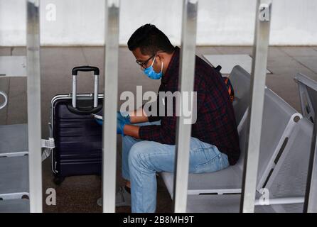 Guwahati, Assam, India. 22 marzo 2020. Passeggero che indossa una maschera protettiva avid Coronavirus paura, alla stazione ferroviaria di Guwahati, a Guwahati. Credit: David Talukdar/ZUMA Wire/Alamy Live News Foto Stock