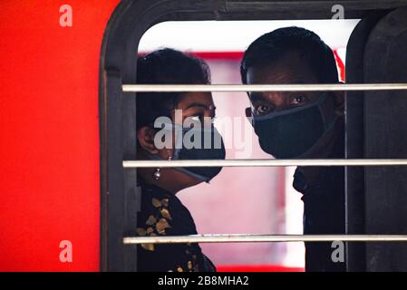 Guwahati, Assam, India. 22 marzo 2020. Passeggeri che indossano maschere protettive seduti all'interno di un treno, alla stazione ferroviaria di Guwahati avid Coronavirus Scavare, a Guwahati. Credit: David Talukdar/ZUMA Wire/Alamy Live News Foto Stock