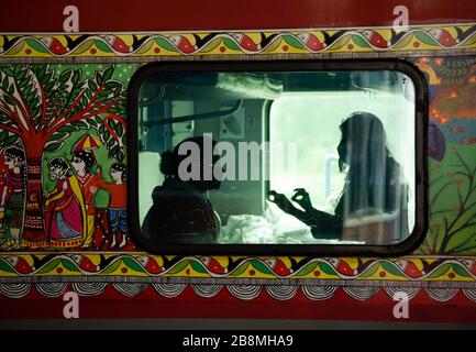 Guwahati, Assam, India. 22 marzo 2020. Passeggeri che indossano maschere protettive seduti all'interno di un treno, alla stazione ferroviaria di Guwahati avid Coronavirus Scavare, a Guwahati. Credit: David Talukdar/ZUMA Wire/Alamy Live News Foto Stock