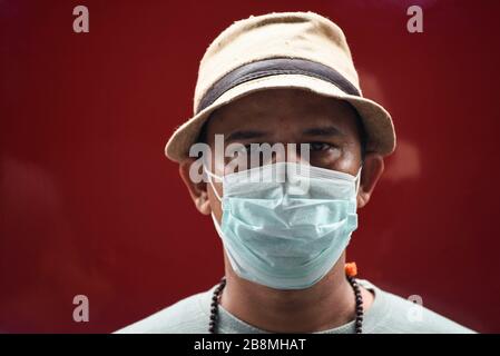 Guwahati, Assam, India. 22 marzo 2020. Un uomo che indossa una maschera protettiva, alla stazione ferroviaria di Guwahati avid Coronavirus paura, a Guwahati. Credit: David Talukdar/ZUMA Wire/Alamy Live News Foto Stock