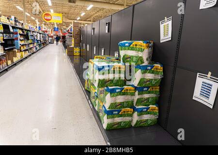 21 marzo 2020 - Calgary, Alberta Canada - scaffali di carta igienica e tissue vuoti nel supermercato . Panico.Acquisto Foto Stock