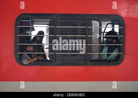 Guwahati, Assam, India. 22 marzo 2020. Passeggeri che indossano maschere protettive seduti all'interno di un treno, alla stazione ferroviaria di Guwahati avid Coronavirus Scavare, a Guwahati. Credit: David Talukdar/ZUMA Wire/Alamy Live News Foto Stock