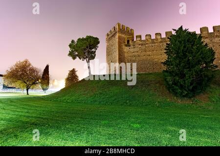 Le mura del castello di Scaliger in una notte di fremita. Provincia di Verona, Veneto, Italia, Europa. Foto Stock