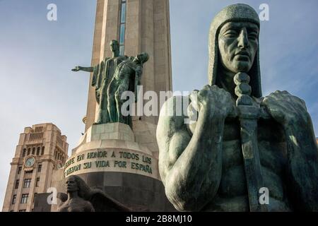 Monumento guerriero Guanche scultura, Monumento a los Caidos, Plaza de Espana, Santa Cruz de Tenerife, isola di Tenerife, isole Canarie, Spagna Foto Stock