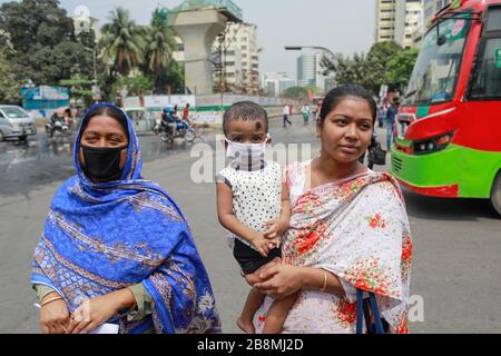 Dhaka, Dhaka, Bangladesh. 22 marzo 2020. La popolazione del Bangladesh prende precauzioni durante la diffusione del coronavirus, a Dhaka, Bangladesh, 22 marzo 2020. Altri 3 test sono risultati positivi per COVID-19, portando il numero di pazienti affetti da coronavirus a 27 in Bangladesh. Il governo del Bangladesh ha imposto una restrizione a tutti i tipi di incontri politici, sociali, culturali e religiosi nel tentativo di contenere l'ulteriore diffusione di nuovi coronavirus nel paese. Inoltre, le persone che hanno febbre, tosse, influenza o altri sintomi di COVID-19 così come i membri della famiglia dei pazienti infetti da coronavirus e quelli co-trattati Foto Stock