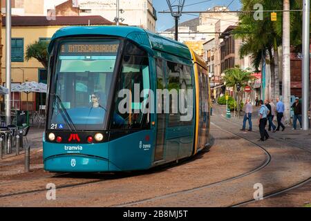 Tram moderno che opera tra le città di la Laguna e Santa Cruz avvicinandosi Intercambiador (stazione principale) a Santa Cruz de Tenerife Isole Canarie, S. Foto Stock