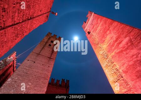 Notte sul castello Scaligero di Villafranca di Verona. Provincia di Verona, Veneto, Europa, Italia. Foto Stock