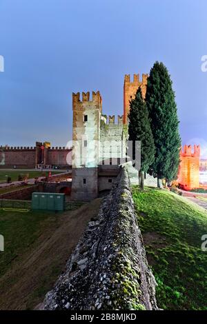 Notte sul castello Scaligero di Villafranca di Verona. Provincia di Verona, Veneto, Europa, Italia. Foto Stock