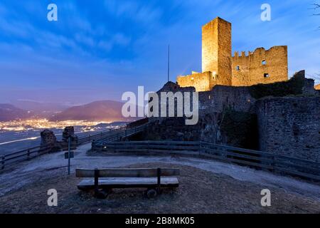 Il Castello di Appiano è una delle fortezze più imponenti dell'Alto Adige. Sullo sfondo la valle dell'Adige e la città di Bolzano. Italia. Foto Stock