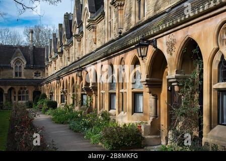 Sir William Powell's Almshouses, All Saints Church, Church Gate, Fulham, London SW6 3LA progettato da J P Sedden e completato nel 1869 Foto Stock