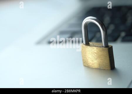 Concetto di sicurezza informatica, bloccato e chiave sulla tastiera del computer portatile. Foto Stock