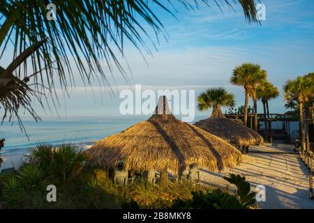 Beach front vacanze e pensioni sul Golfo del Messico lungo Lido Beach a Sarasota Florida. Foto Stock