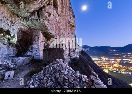 Crepuscolo sulle rovine medievali del castello di San Gottardo e sulla piana della Rotaliana. Mezzocorona, provincia di Trento, Trentino Alto Adige, Italia. Foto Stock