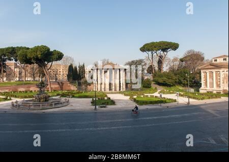 Roma, 21/03/2020: Capitale italiana dal virus Corona. Piazza della Verità e via Petroselli. Tempio di Portuno, Foro Boario e Triton fontana. © an Foto Stock