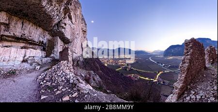 Crepuscolo sulle rovine medievali del castello di San Gottardo e sulla piana della Rotaliana. Mezzocorona, provincia di Trento, Trentino Alto Adige, Italia. Foto Stock