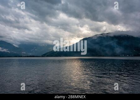 Vista serale sul lago verso Zell am See-Süd, Austria. Foto Stock
