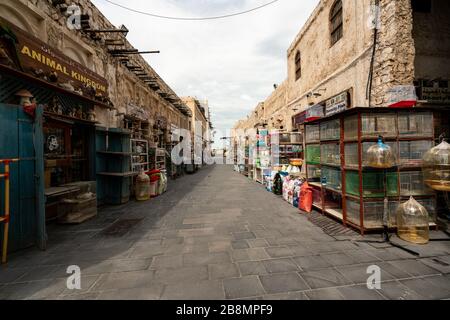 Souq Waqif, Doha, Qatar, vuoto un giorno prima che le autorità annunciassero il divieto di riunirsi in spazi pubblici cercando di contenere l'epidemia COVID-19 Foto Stock