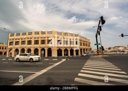 Souq Waqif, Doha, Qatar, vuoto un giorno prima che le autorità annunciassero il divieto di riunirsi in spazi pubblici cercando di contenere l'epidemia COVID-19 Foto Stock